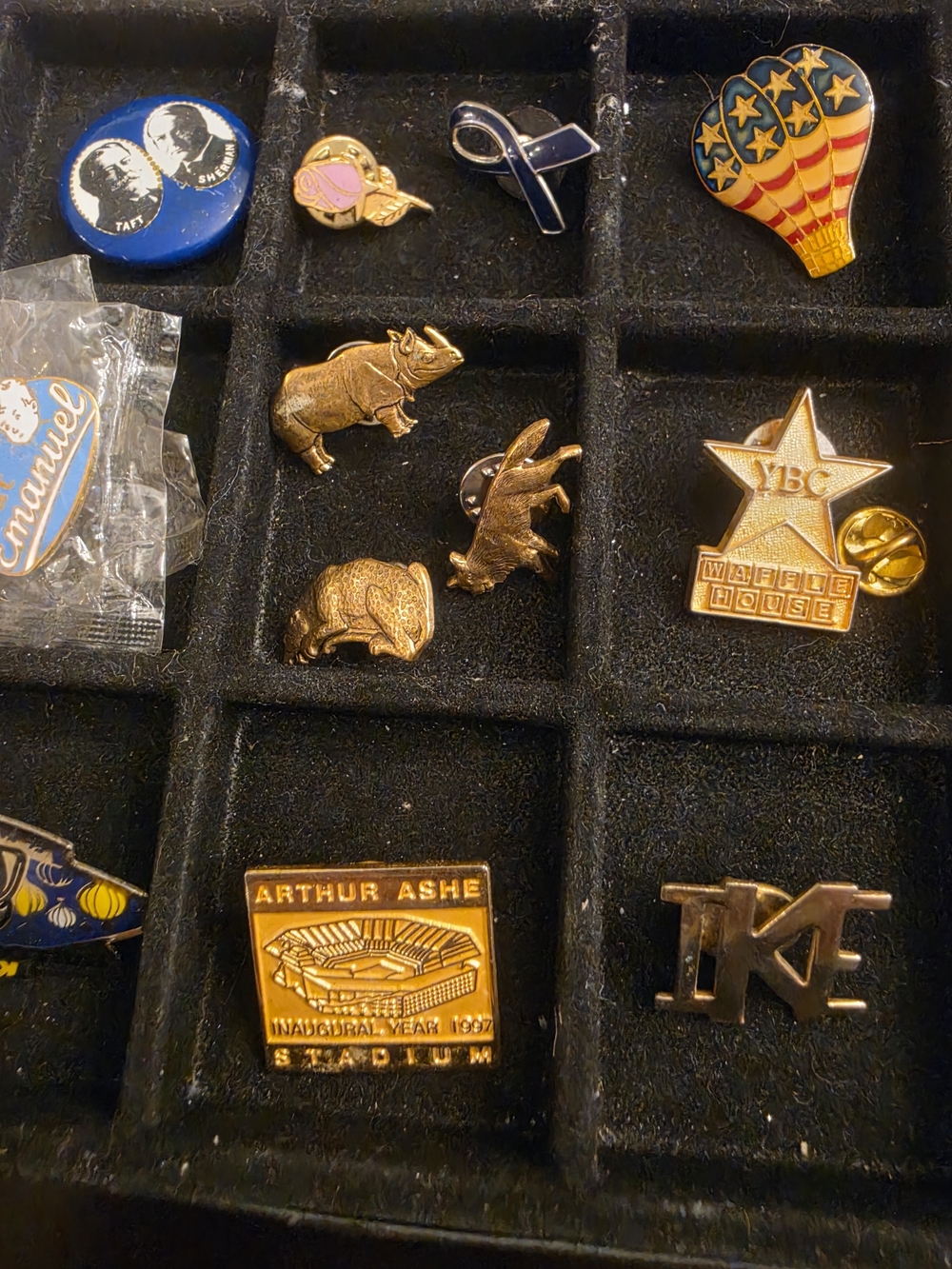 Lot Of Over 40 Pins/Buttons - Picture 6 of 8